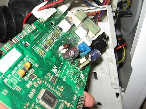 Поломка модуля управління в пральній машині Ремонт модуля управління